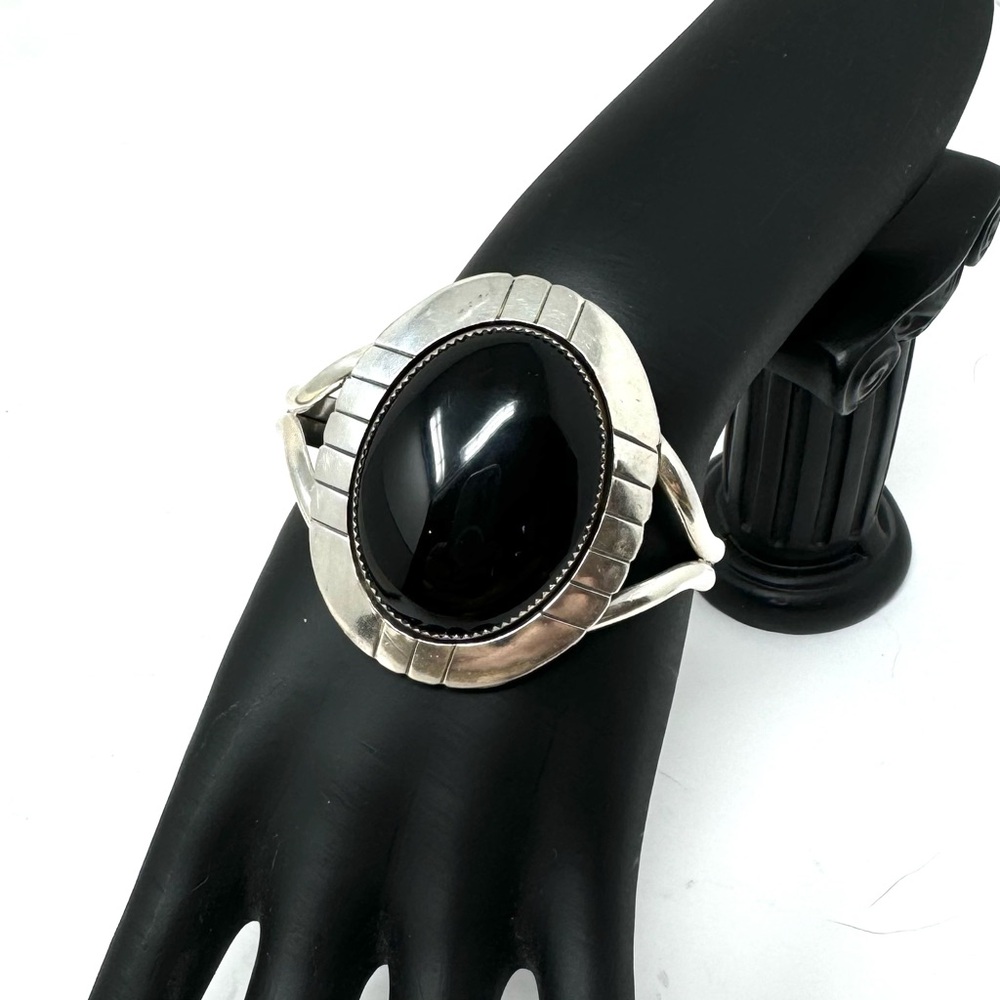 E YAZZIE Navajo sterling silver, large onyx cuff bracelet, 47.2g - Picture 2 of 13